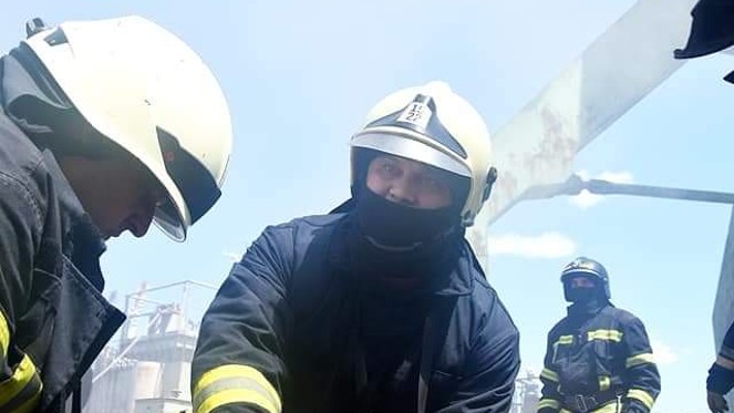 Strażacy gaszą pożar w porcie w Odessie po rosyjskim ataku