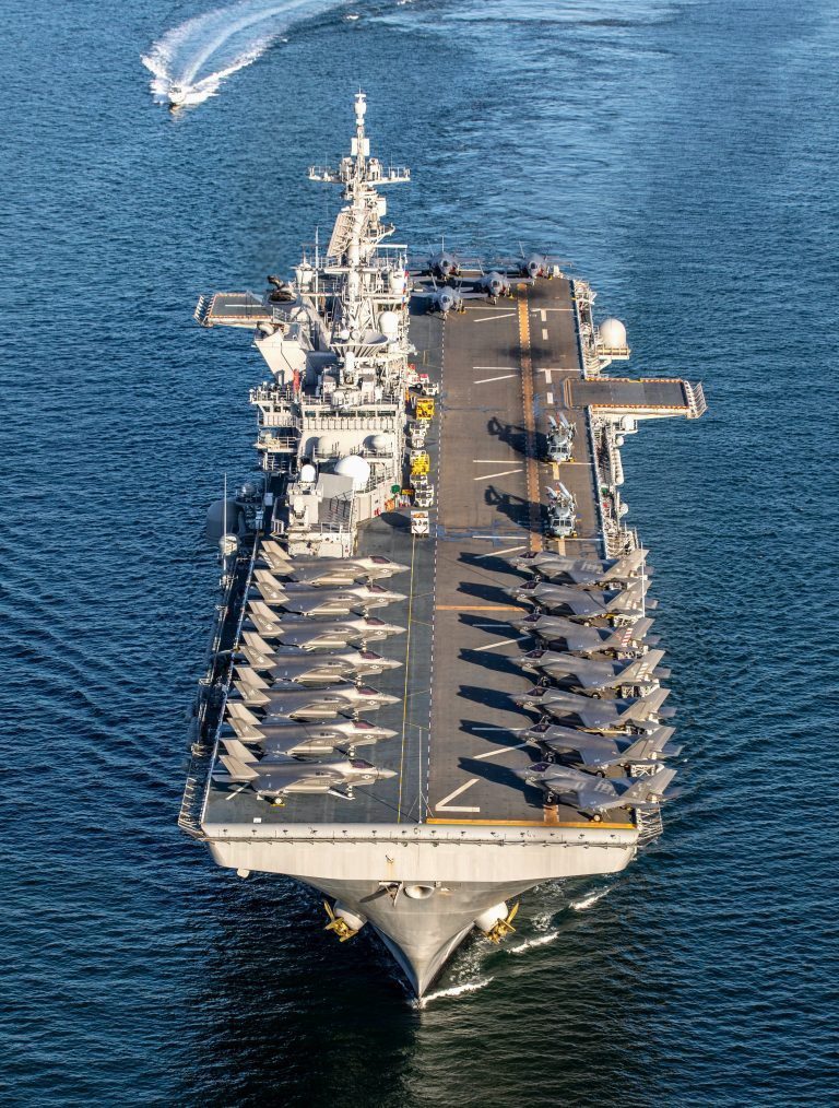 The aircraft carrier Ronald Reagan was reported on the second day with the aircraft carrier USS Tripoli (LHA) with 20 F-35B joint attack aircraft on board. 