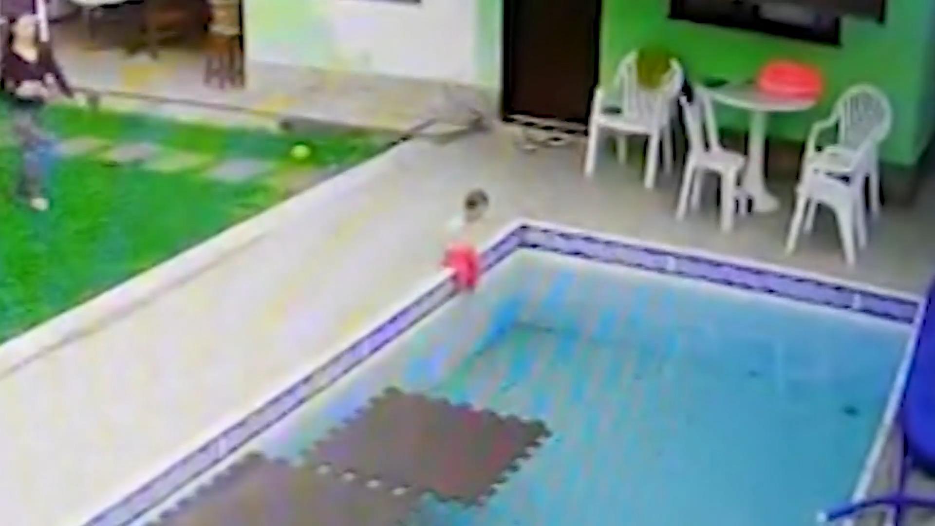 Toddler falls in the pool - mom reacts in an instant and surprises parents