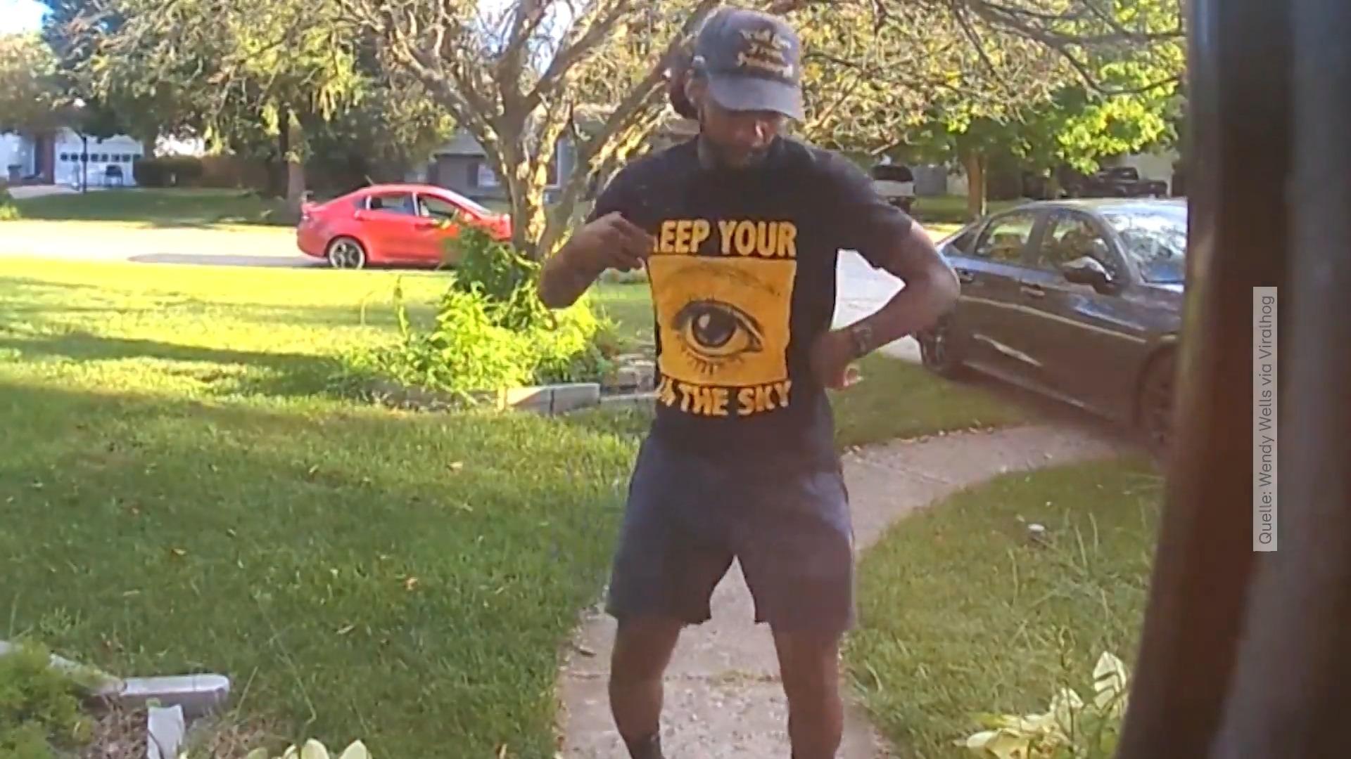 USA: The Postman has been filmed - and he's doing a dance show that moves!