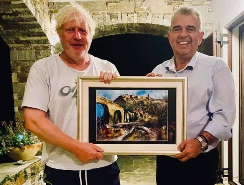 Former Prime Minister Boris Johnson with Mayor Karistos, who gave him a picture of the Roman aqueduct that stood in the city in ancient times