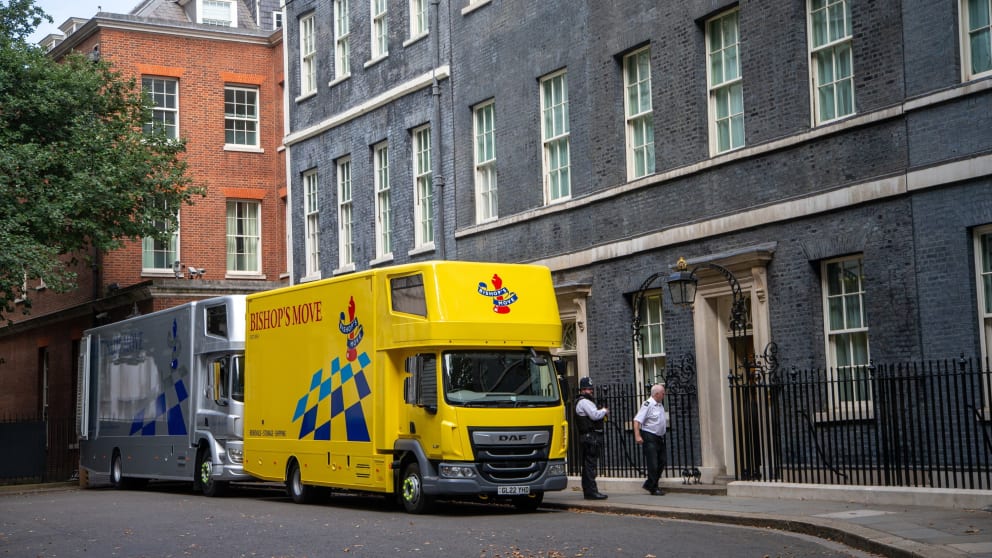Trucking in front of Downing Street: While former Prime Minister Boris Johnson is on vacation in Greece, his furniture is moving from Government House