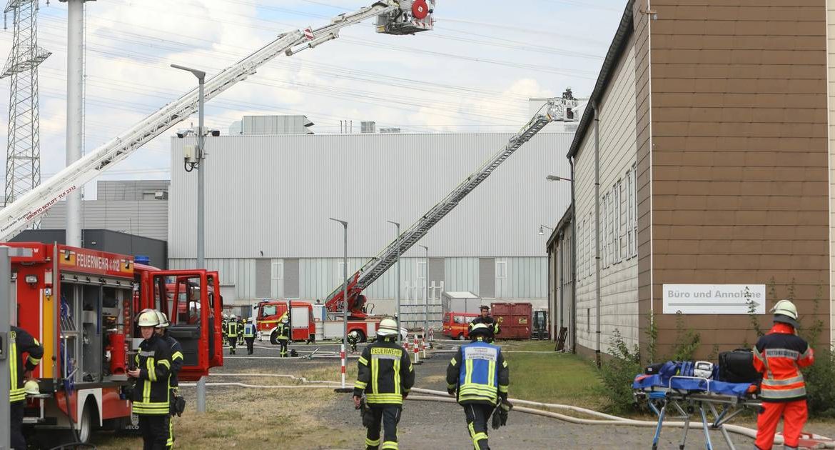 Smoke over Troisdorf - Firefighters move to fire in tire houses