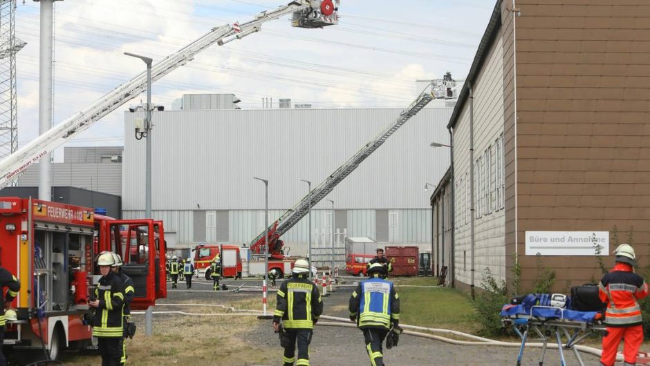 Smoke over Troisdorf – Firefighters move to fire in tire houses