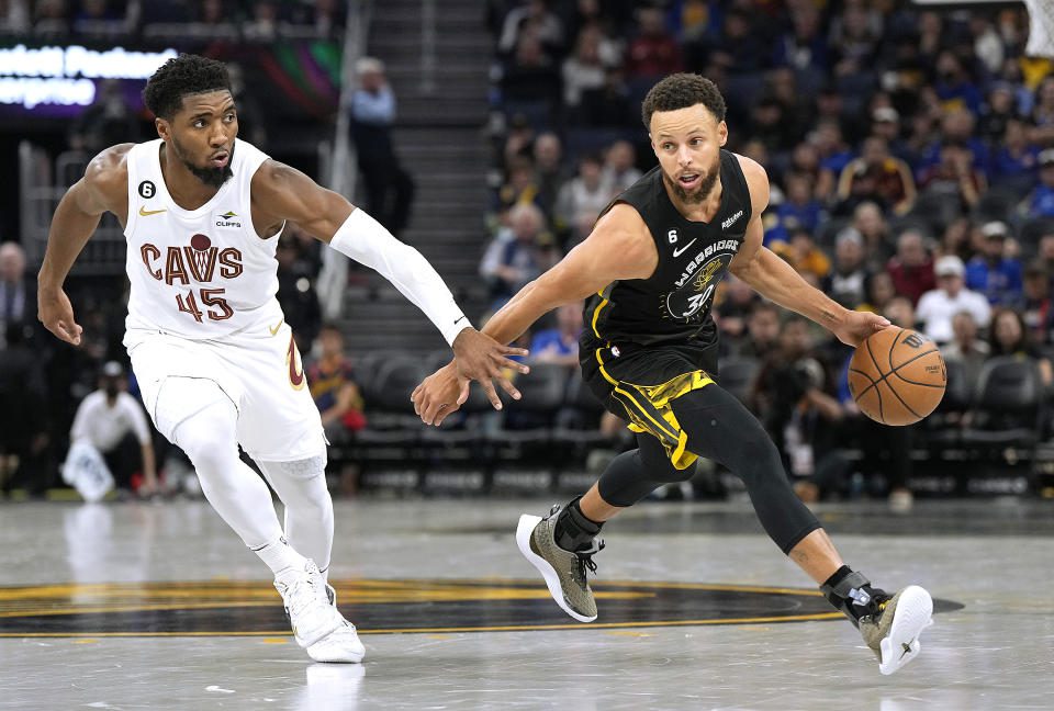 SAN FRANCISCO, CA - NOVEMBER 11: Stephen Curry #30 of the Golden State Warriors dribble past Donovan Mitchell #45 of the Cleveland Cavaliers in his third NBA basketball game at Chase Center on November 11, 2022 in San Francisco, California.  Note to User: User expressly acknowledges and agrees, by downloading or using this image, that User agrees to the terms and conditions of the Getty Images License Agreement.  (Photo by Theron W. Henderson/Getty Images)