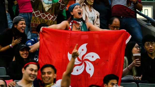 香港 銅鑼灣 香港 大 球場 舉行 的 香港 七 人 橄欖球 賽 上 一位 女 觀眾 舉起 中國 區 旗 旗 11/4/2022