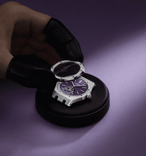 新 腕錶 配備 初次 亮相 的 墨 紫色 錶面 與 創新 的 擒 縱 系統 ， 集 製錶 奇技 與 精美 裝飾 ， 炡 ，