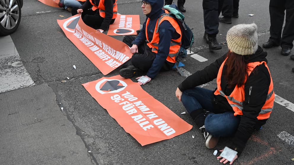Activists grabbed the asphalt and small heating pads or hand warmers