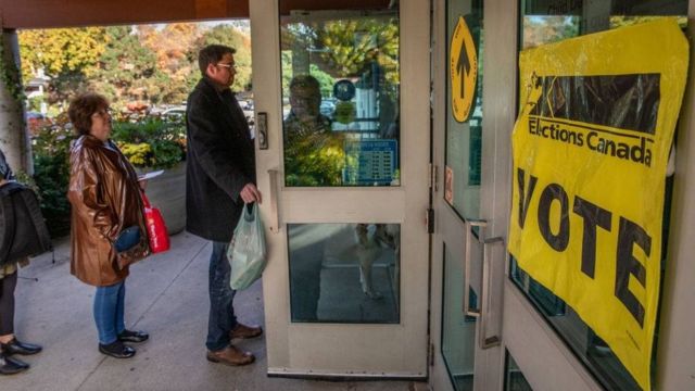 Voters line up to enter a polling station in Toronto, Canada (10/21/2019)