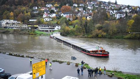 Free a ship stuck on the Neckar near Hirshorn |  hessenschau.de