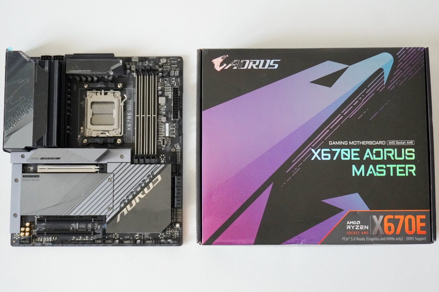 測試使用的主機板為 GIGABYTE X670E AORUS Master，搭配 AMD Ryzen 7 7700X 處理器。