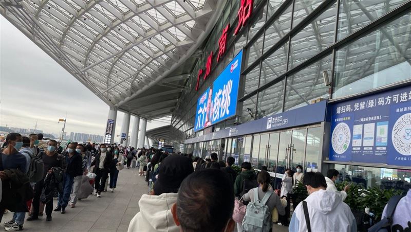 A large number of students left Guangzhou in an emergency last night, and a long line of people can still be seen at the station today.  (Photo / face from Weibo)