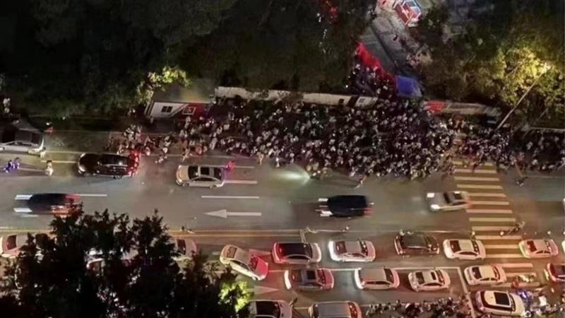 Fear of a "global blockade"!  An image of students going out of Guangzhou all night to crowd the national highway and sleeping in the station has gone viral  across the strait |  Sanli News Network SETN.COM