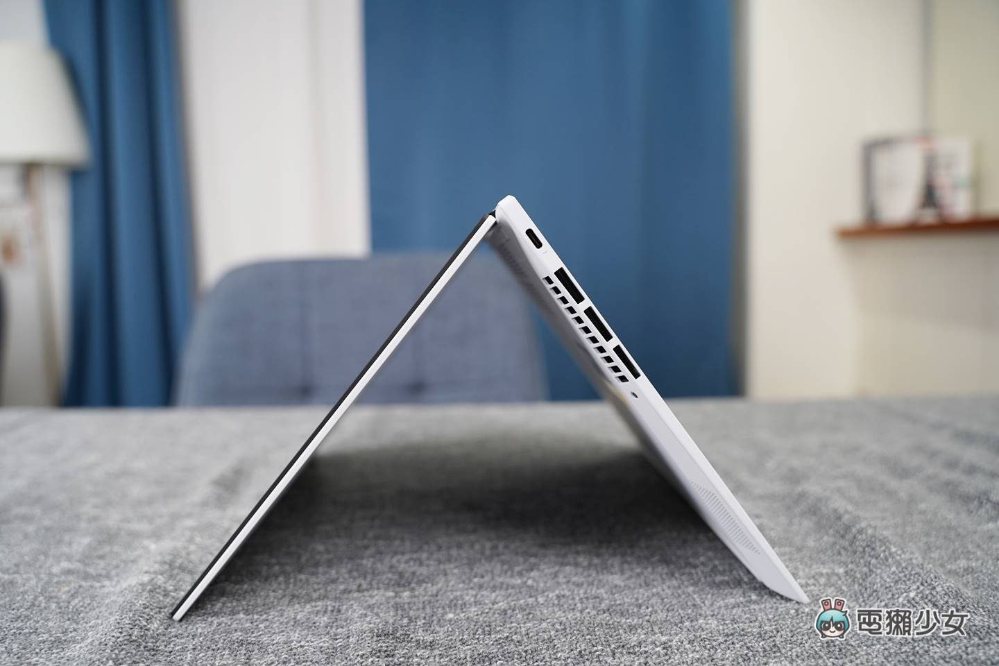 機比人美這怎麼行 Zenbook S 13 Flip OLED（UP5302）翻轉觸控筆電，1.1公斤當平板公主抱
