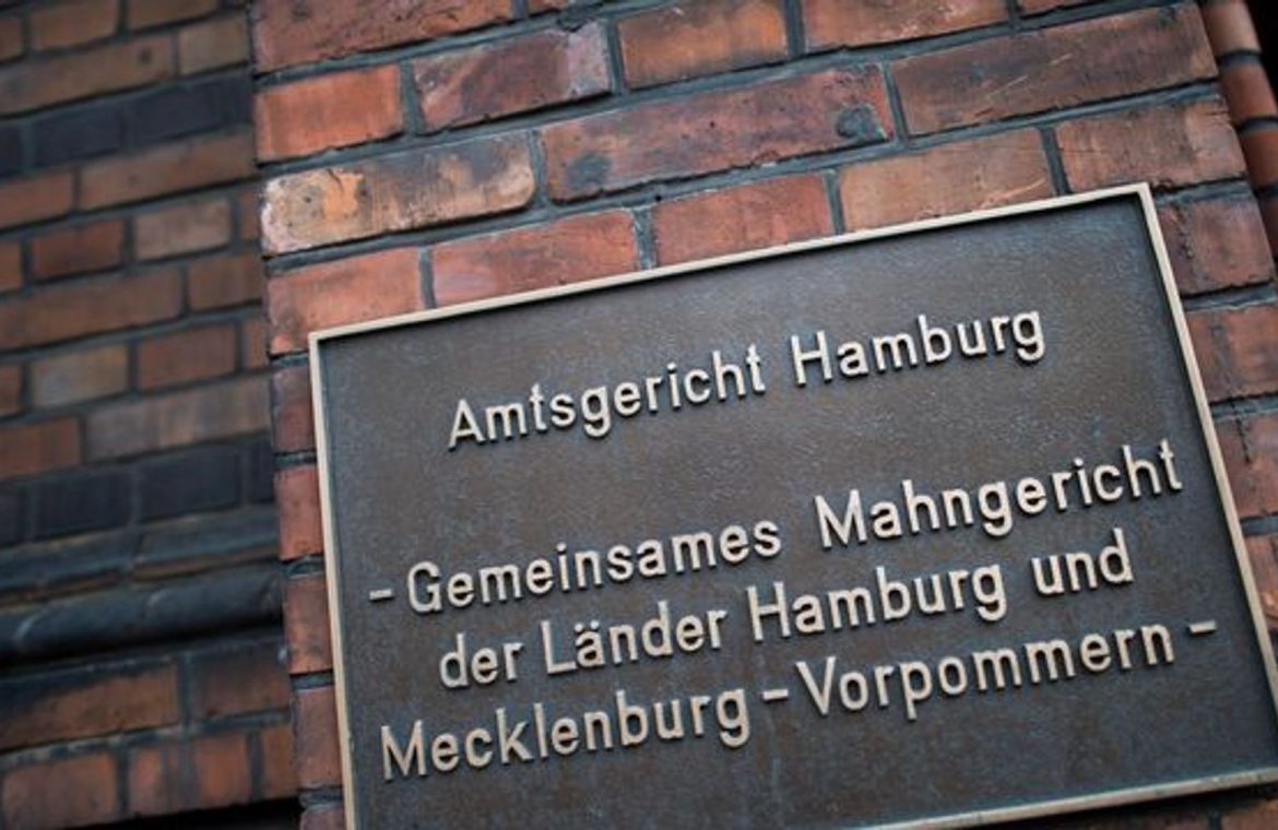 Professional football player from Hamburg in court for social fraud