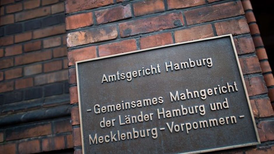 Professional football player from Hamburg in court for social fraud
