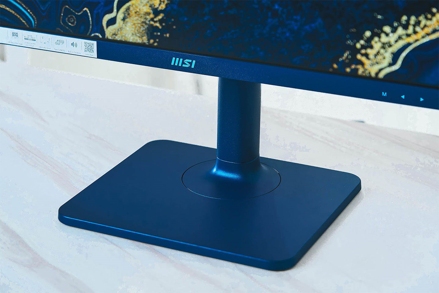 方型 底座 設計 讓 大 尺寸 顯示器 也能穩固 地 置放 於 桌面 ， 同時 提 supplier 可 左右 旋轉 視角的功能。