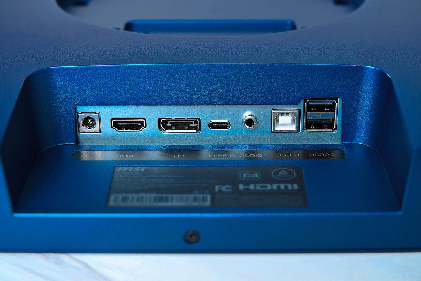各種 連結 埠 規劃 於 顯示器 底部 ， 包含 電源 接口 、 HDMI 埠 、 DisplayPort 、 USB Type-C 3.5 mm 音源 輸出 、 USB Type-B 與 兩組 、 USB Type-C 5.0 、 USB 2.0 （Type 3.0 （Type 2.0）