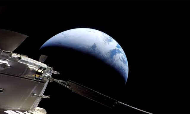Return trip: Earth capsule's live broadcast cameras approach