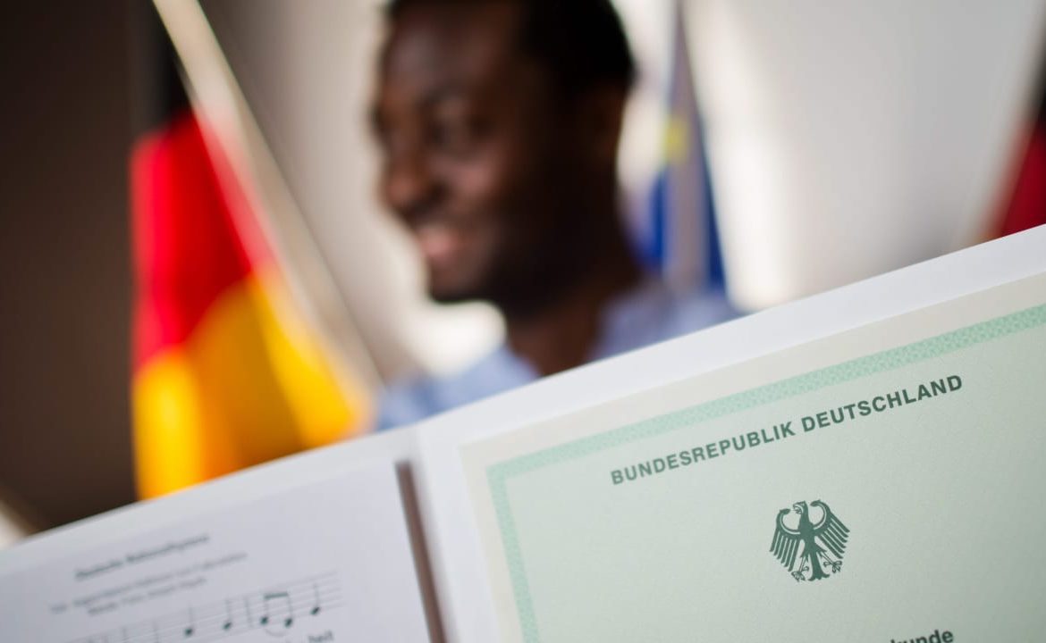 German Passport Instead of Deportation: Beyond the Politics of Rapid Naturalization