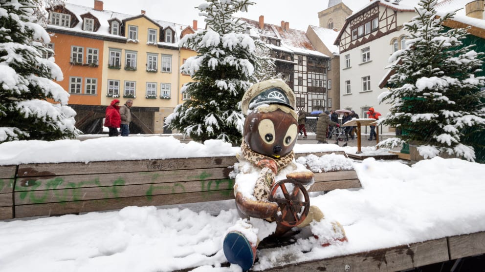 Snow falls on the Peteblach statue in Krämerbrücke in Jena